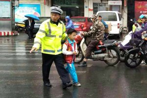 57岁的雷州交警蔡德如 在平凡的岗位上感动市民