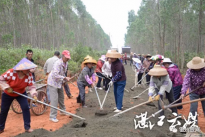 乌石修路队献爱心，