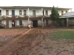 [视频]灾区教师合力清理校园 确保正常开学