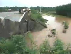 [视频]南兴黄麻桥受到洪水冲击 损坏严重