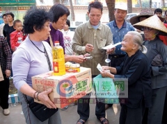 热心市民带着快餐赴雷州扶贫