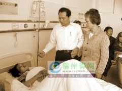 <b>女子昏倒路边好心老板挺身救</b>