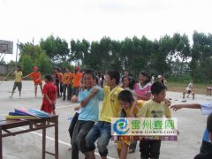 师生在西洋小学欢聚一堂