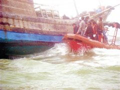 11名渔民被困海上5小时后成功获救
